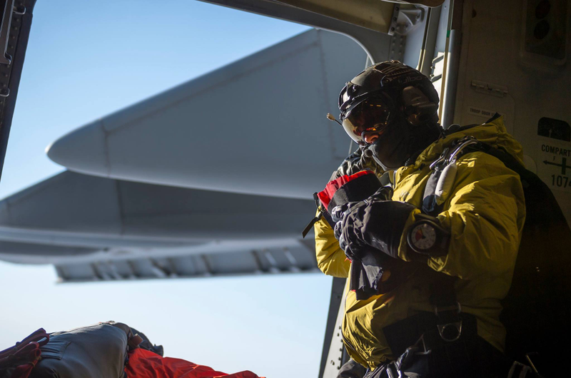 Illustration for article titled Check Out These Shots Of A C-17 Dropping Pararescuemen Over The Navy's Arctic OutpostÂ